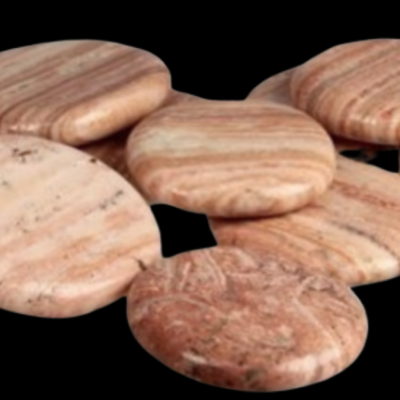 Pedras lisas arredondadas rosa e bege com textura natural
