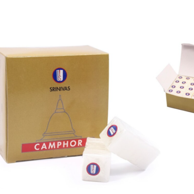 Caixa dourada e blocos brancos embalados individualmente com etiquetas e texto CAMPHOR da marca SRINIVAS