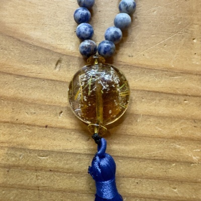 Colar azul com pendente amarelo e tassel azul em madeira clara
