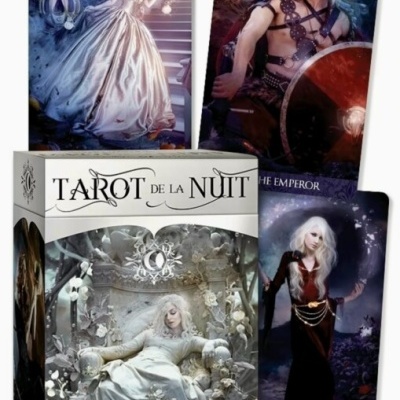 Baralho de tarot TAROT DE LA NUIT com caixa ilustrada e cartas com personagens fantásticos