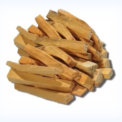 Pedaços de pau de madeira castanha clara sobre fundo branco