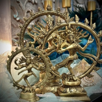 Estátuas douradas de Shiva Nataraja em metal sobre tecido azul