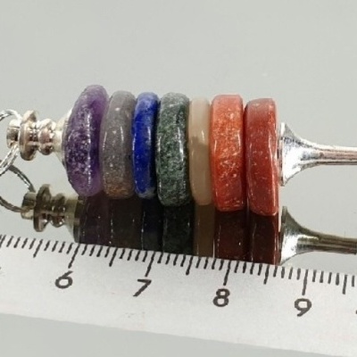 Pêndulo metálico com discos coloridos e régua em centímetros