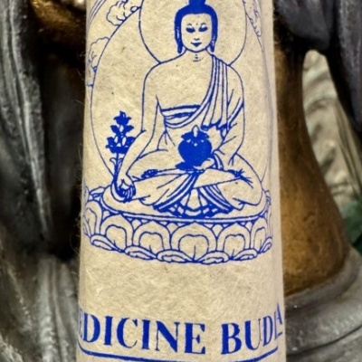Embalagem com imagem azul de Buda sentado em papel bege