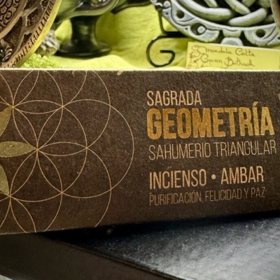 Embalagem castanha de incenso triangular Sagrada Geometría com texto e design dourado