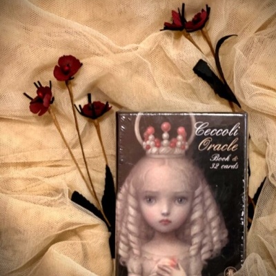 Baralho Ceccoli Oracle com ilustração de menina com coroa e flores vermelhas secas