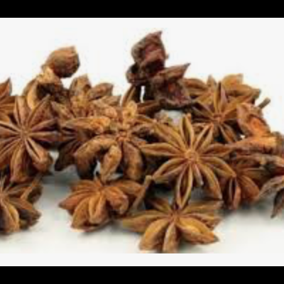 Estrelas de anis secas castanhas em fundo branco