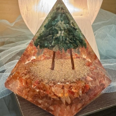 Pirâmide decorativa de resina com árvores e pedras no interior