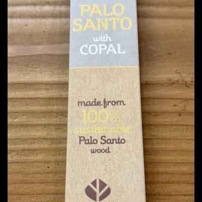 caixa de pau de incenso Sagrada Madre Palo Santo com Copal em fundo de madeira