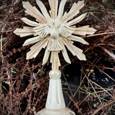 Estatueta decorativa de madeira com pomba e rayos de sol em tons bege e dourado