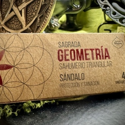 Caixa de incenso sândalo com padrão geométrico e texto em castanho e vermelho