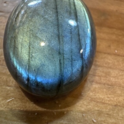 Pendente oval de pedra iridescente azul e cinzenta com argola prateada