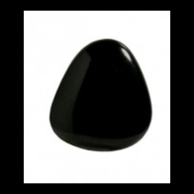 Objeto triangular negro e polido sobre fundo branco