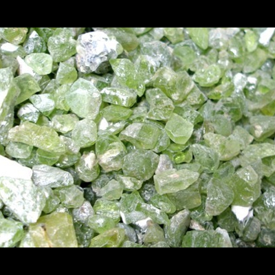 pedras verdes em bruto com texturas irregulares