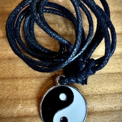 Colar com pendente símbolo Yin Yang preto e branco com cordão preto