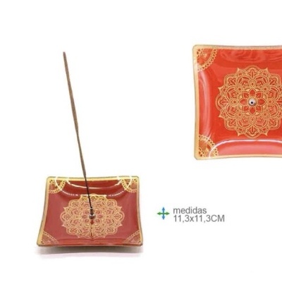 Prato cerâmico vermelho com padrão dourado para incenso