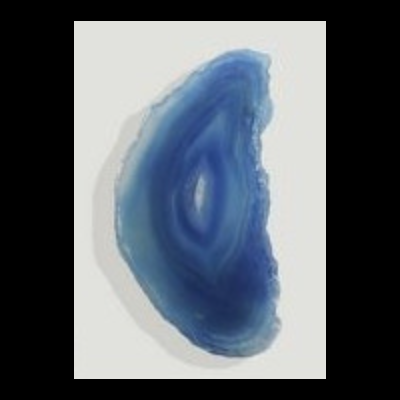 Fatia de ágata azul com anéis concêntricos e textura translúcida
