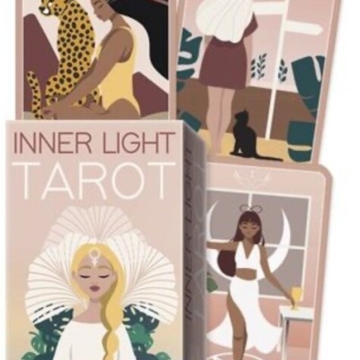 Baralho de tarot INNER LIGHT TAROT com cartas ilustradas estilizadas de figuras femininas e símbolos esotéricos em tons suaves.