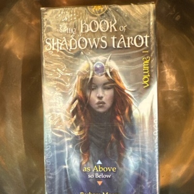 Caixa do baralho The Book of Shadows Tarot com figura feminina no centro