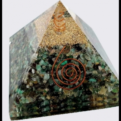 Pirâmide decorativa com pedras verdes, metais dourados e cobre com desenhos em espiral