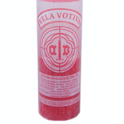 Vela votiva cilíndrica branca e vermelha com texto vermelho e selo central