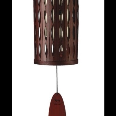 Cata-vento de madeira castanho escuro com suporte cilíndrico e peça oval pendurada