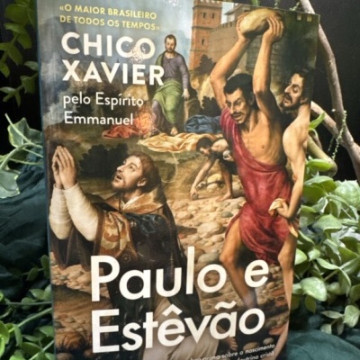 Capa do livro Paulo e Estêvão com ilustração de figuras históricas e plantas ao redor