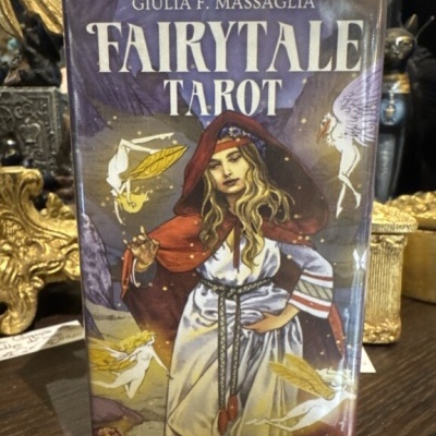 Caixa do baralho FAIRYTALE TAROT por Giulia F. Massaglia com arte de figura feminina e fadas