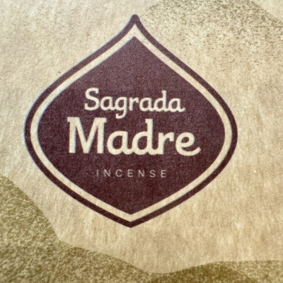 Embalagem de incenso Sagrada Madre com logótipo castanho e branco