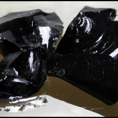 Pedaços de obsidiana negra brilhante