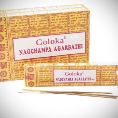 Caixas amarelas de incenso Goloka Nagchampa Agarbathi com varetas à frente
