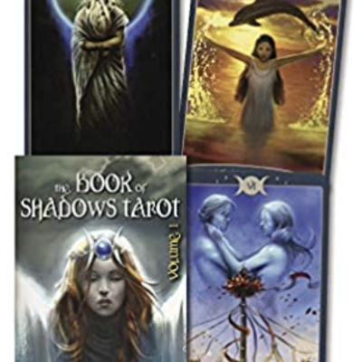 Cartas de tarô e livro the BOOK of SHADOWS TAROT volume 1.