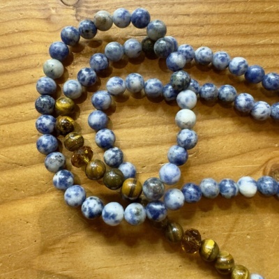 Colar ou pulseira de contas redondas azul e branca com elementos amarelo castanho e transparente