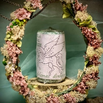 Vela com desenho de pégaso e grinalda floral circular decorativa