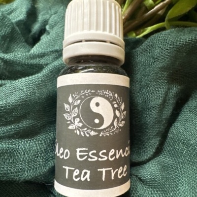 Frasco de óleo essencial Tea Tree com etiqueta e tampa branca