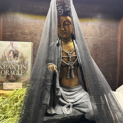 Estátua decorativa de Kuan Yin com véu preto transparente