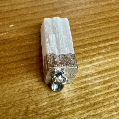 Pingente com cristal branco e acabamento prateado texturizado