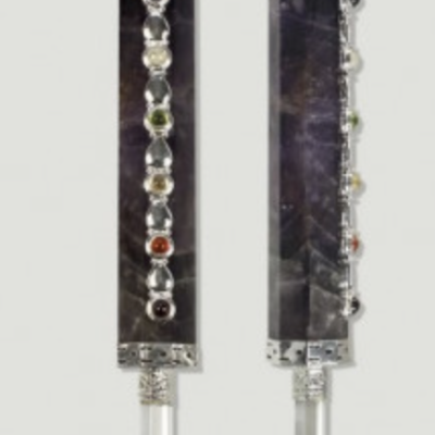 Duas varinhas de ametista com pedras coloridas e pontas de cristal