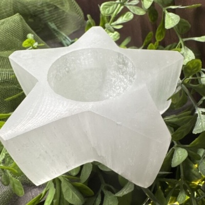 Suporte de vela estrela em cristal branco com folhas verdes
