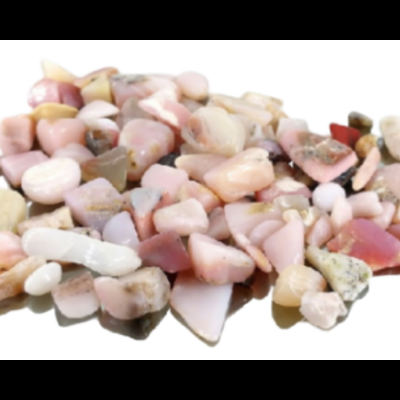 Pedras semipreciosas pequenas, diversas cores claras, sobre fundo branco