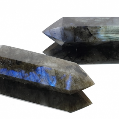 Pedras minerais facetadas cinzentas com brilhos azuis