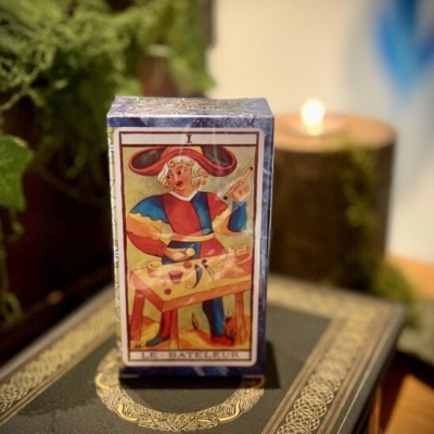 Pacote de baralho com desenho de carta O Bateleur em embalagem plástica