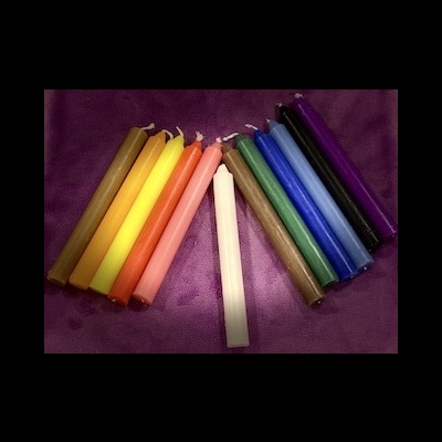 Conjunto de velas coloridas sobre tecido roxo