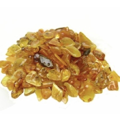 Peças irregulares de âmbar em tons amarelo e castanho