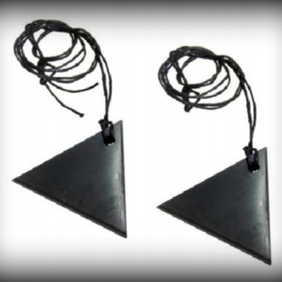 Dois colares com pendentes triangulares pretos e cordões pretos