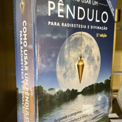 Livro Como Usar um Pêndulo com imagem de pêndulo e lua cheia
