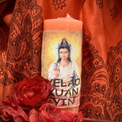 Vela aromática laranja com imagem de Kuan Yin e flores vermelhas