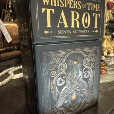 Caixa preta de Tarot com texto dourado e desenhos detalhados