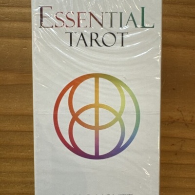 Caixa branca de baralho de tarot Essential Tarot com símbolo colorido e nome do autor