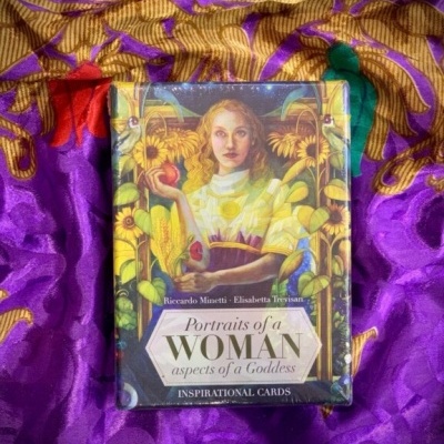 Caixa de cartas inspiracionais com ilustração de mulher e flores sobre tecido colorido